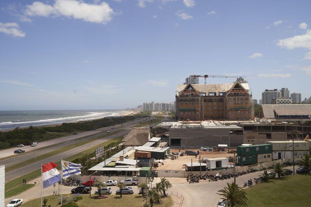 Vista del balneario uruguayo de Punta del Este con el ic&oacute;nico hotel San Rafael en obras de recontrucci&oacute;n.