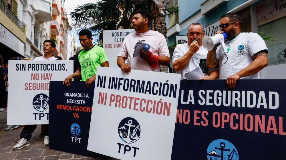 Manifestantes en Tenerife con pancartas que dicen: "Ni informaci&oacute;n, ni protecci&oacute;n" o "La seguridad no es opcional"