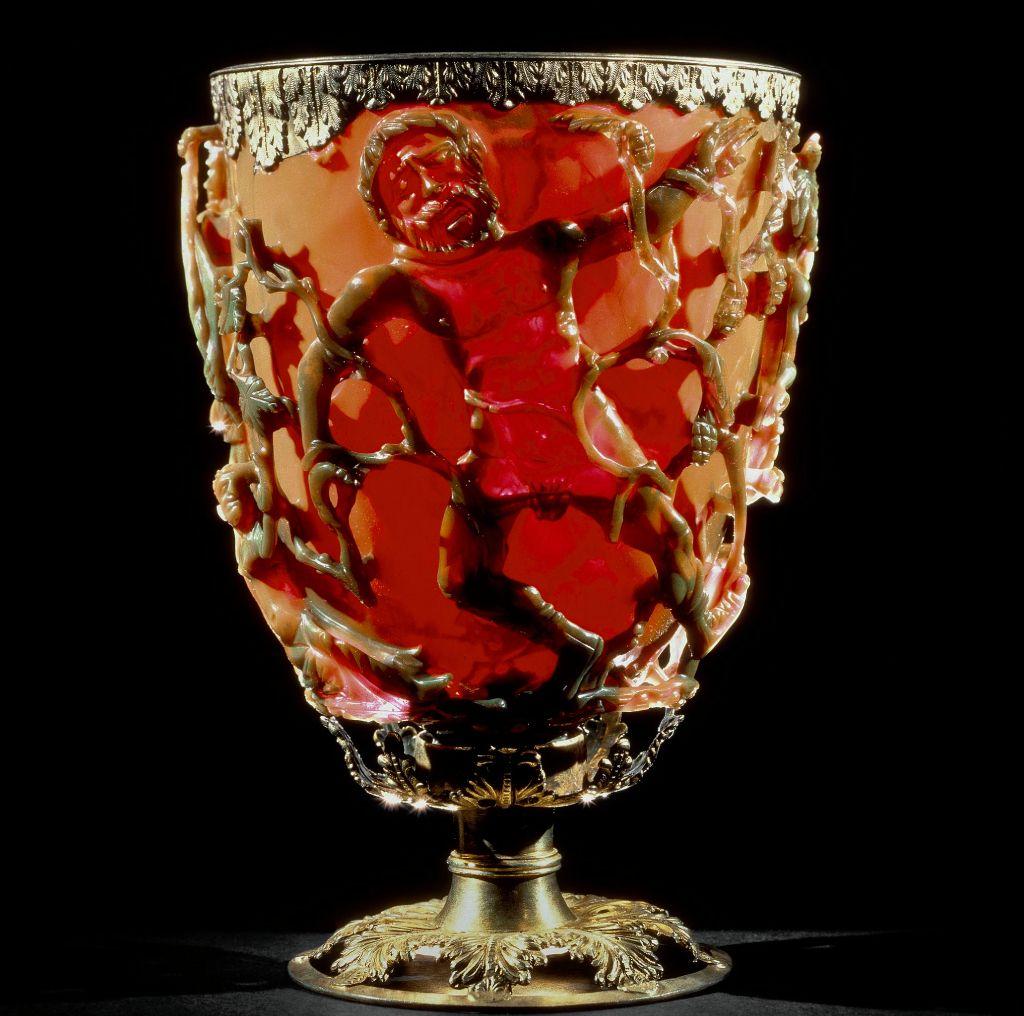 Copa para beber; de vidrio rojo; cubierta con diversas escenas que representan la muerte del rey Licurgo; el borde est&aacute; adornado con una banda de plata dorada con motivos de hojas, adem&aacute;s de una base de plata dorada con hojas de vid caladas.