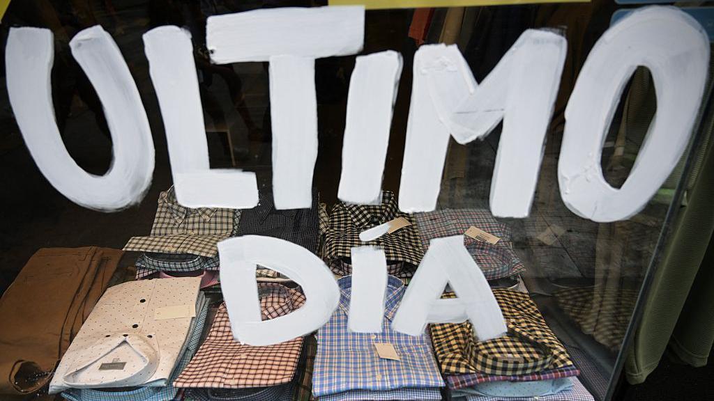 Un anuncio en una una tienda de ropa dice: "&Uacute;ltimo d&iacute;a", en Buenos Aires, el 9 de febrero de 2026.