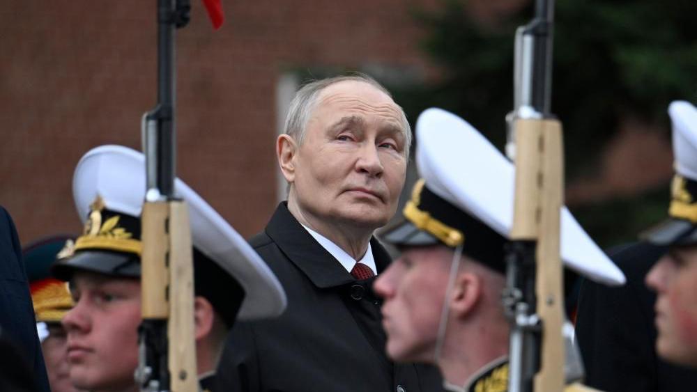 Vladimir Putin observa c&oacute;mo desfilan los soldados rusos durante un desfile en la Plaza Roja de Mosc&uacute;. El l&iacute;der ruso tiene el pelo corto y canoso y lleva una chaqueta negra.