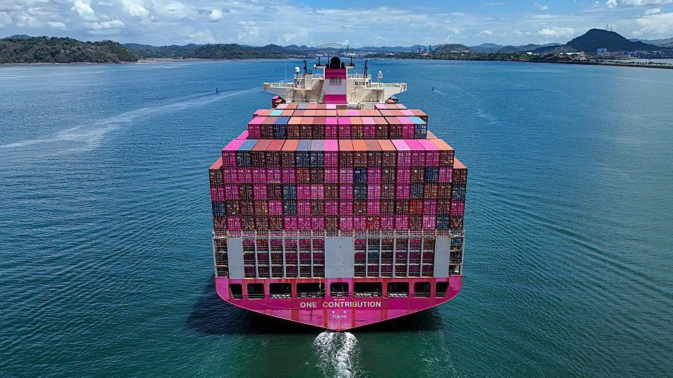 Vista a&eacute;rea del buque portacontenedores One Contribution, navegando bajo bandera de Tokio, mientras ingresa al Canal de Panam&aacute; en la Ciudad de Panam&aacute; el 21 de abril de 2026.