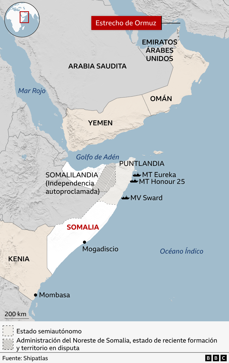 Este mapa muestra una zona de Medio Oriente y &Aacute;frica oriental que se extiende desde Emiratos &Aacute;rabes Unidos hasta Kenia. Tres buques comerciales recientemente secuestrados aparecen en sus &uacute;ltimas ubicaciones conocidas, fondeados frente a Somalia.