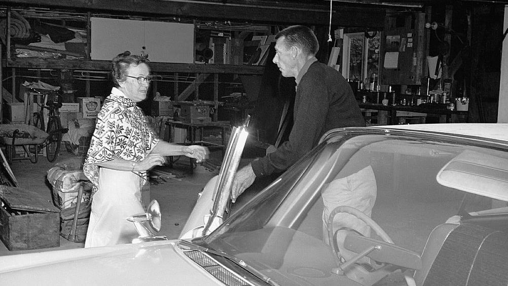 Eunice Murray, ama de llaves, y Norman Jeffires, handyman, se disponen a subir a un auto el 6 de agosto de 1962