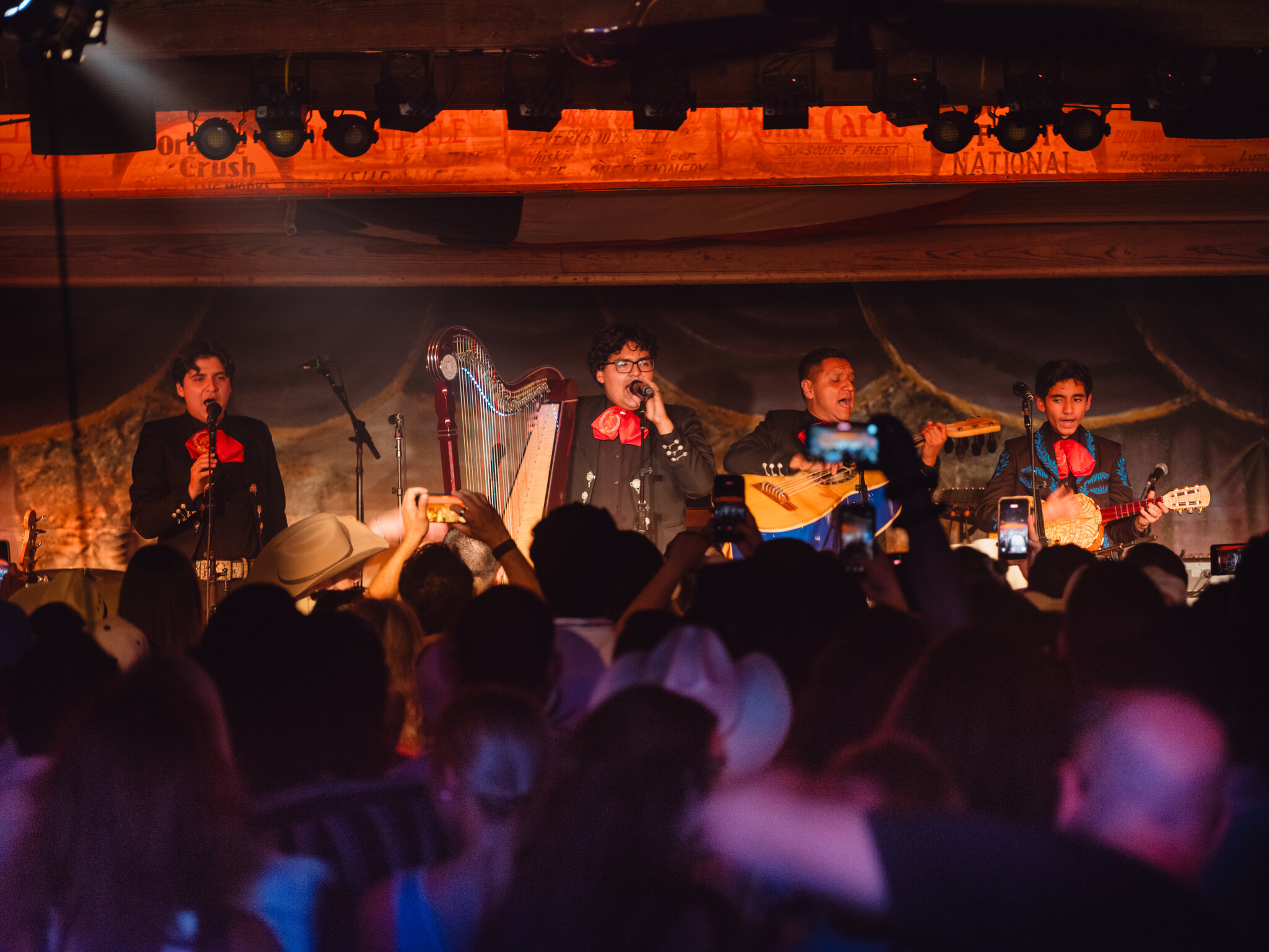 ICE los arrestó. Kacey Musgraves puso a estos mariachis en el escenario