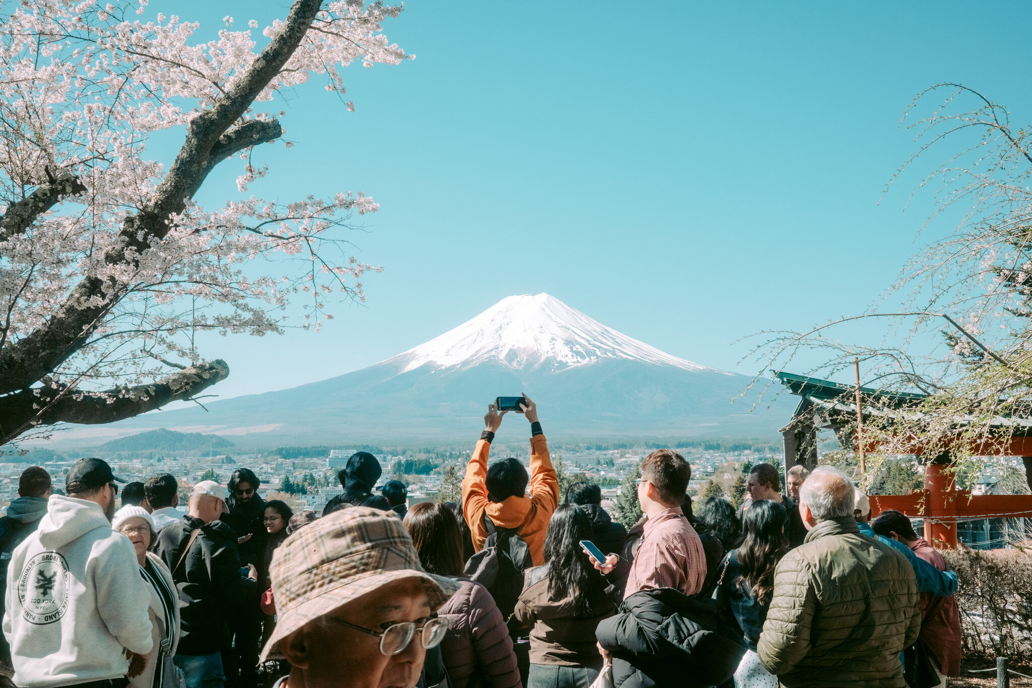 En las faldas del monte Fuji, se libra una batalla contra los turistas revoltosos