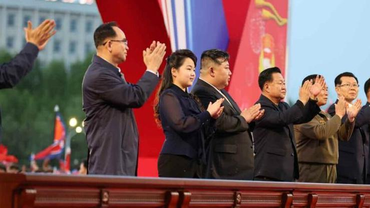 Con el cabello largo recogido y una blusa negra transparente que deja ver sus brazos, Kim Ju Ae aparece junto a Kim Jong Un, y varios funcionarios en la inauguraci&oacute;n de un conjunto residencial en Pyongyang.