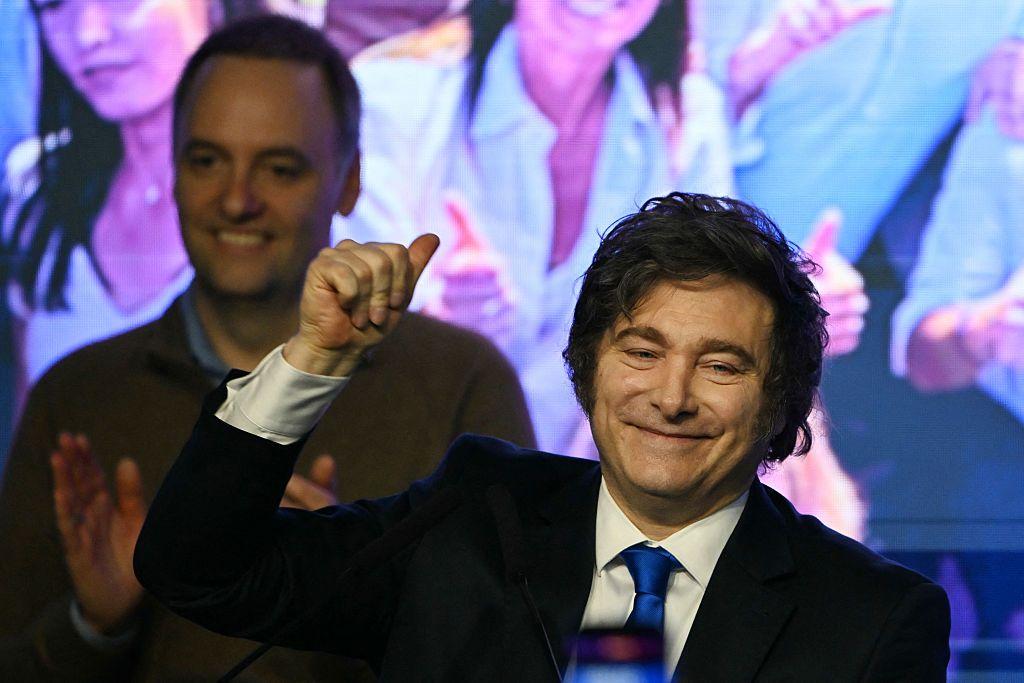 Adorni est&aacute; detr&aacute;s de un Milei sonriente