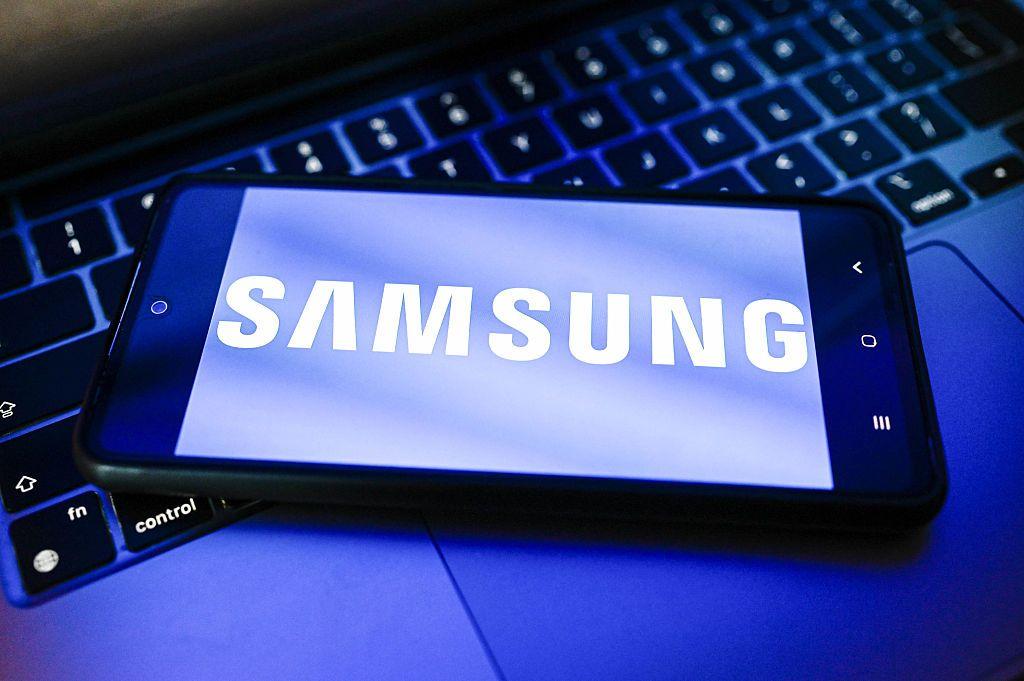 Tel&eacute;fono de Samsung sobre computadora