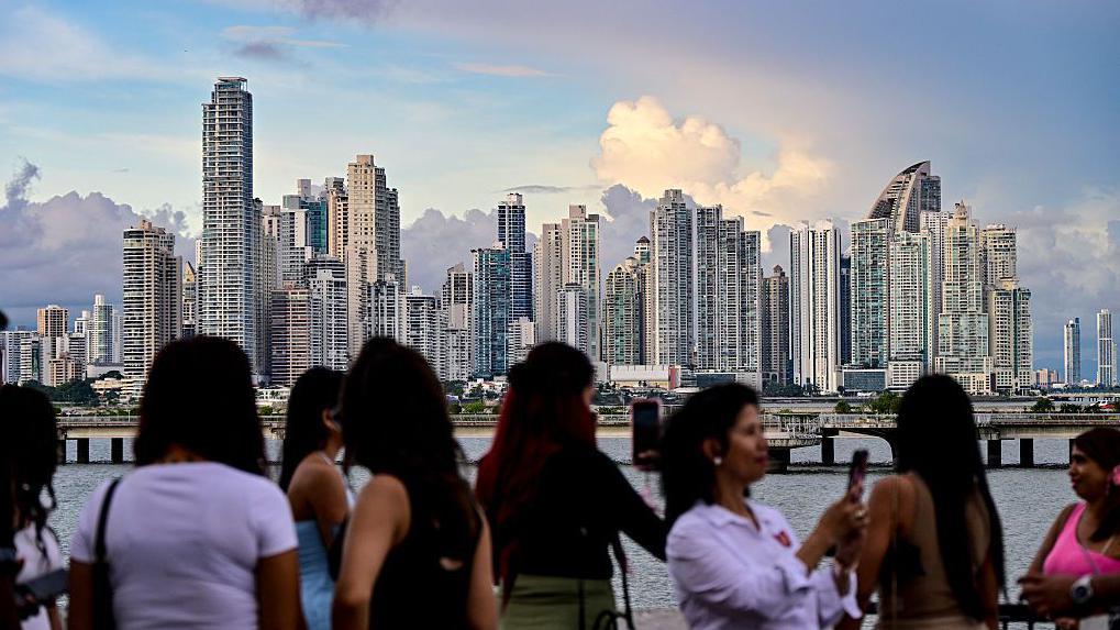 Cuánto ha aumentado el tráfico en el Canal de Panamá por la crisis en el estrecho de Ormuz (y el dinero que está ganando la nación centroamericana con ello)