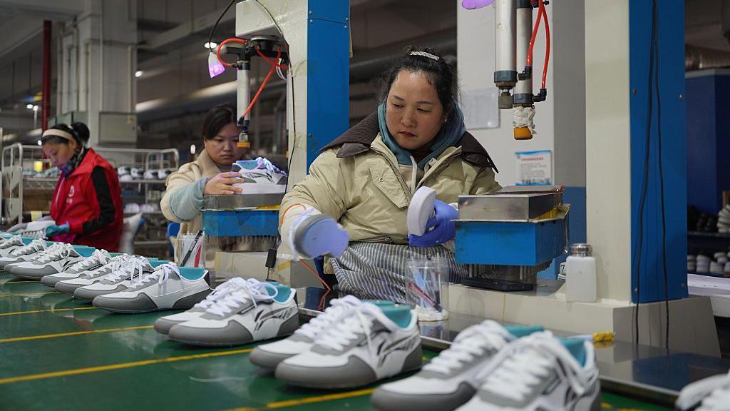Empleados fabrican calzado en una f&aacute;brica el 30 de diciembre de 2025 en Luoyang, provincia de Henan, China. 
