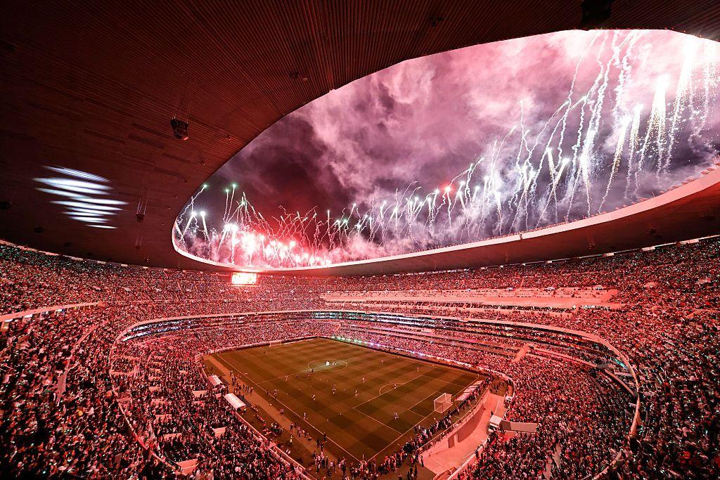 Fuegos artificiales explotan sobre un Estadio Azteca lleno en su reinauguraci&oacute;n.