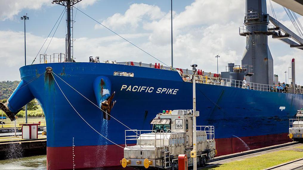 El buque de carga Pacific Spike navega a trav&eacute;s de las esclusas de Miraflores del Canal de Panam&aacute; el 11 de marzo de 2026.