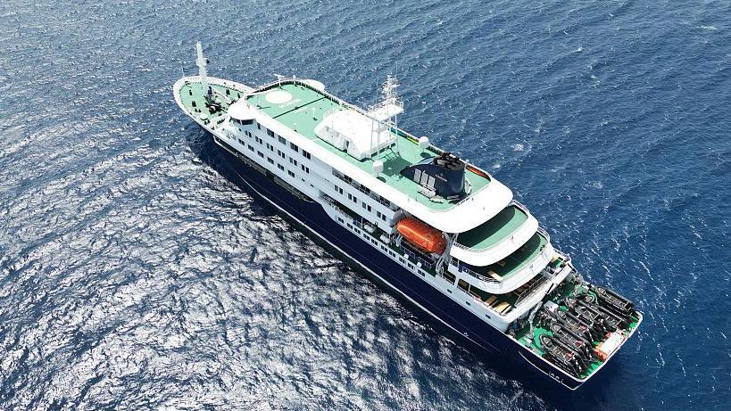 Esta fotograf&iacute;a a&eacute;rea muestra una vista general del crucero MV Hondius anclado frente al puerto de Praia, la capital de Cabo Verde, el 4 de mayo de 2026.