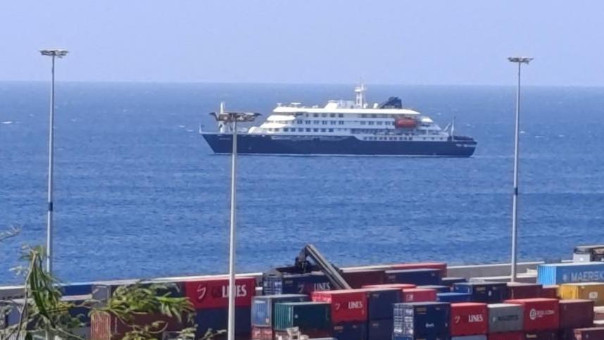 MV Hondius atracado frente a Cabo Verde el 4 de mayo