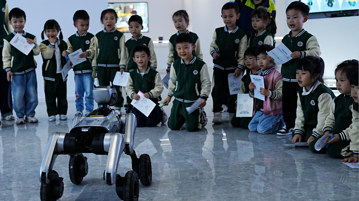 Ni&ntilde;os se r&iacute;en y asombran al ver actuar a un robot.