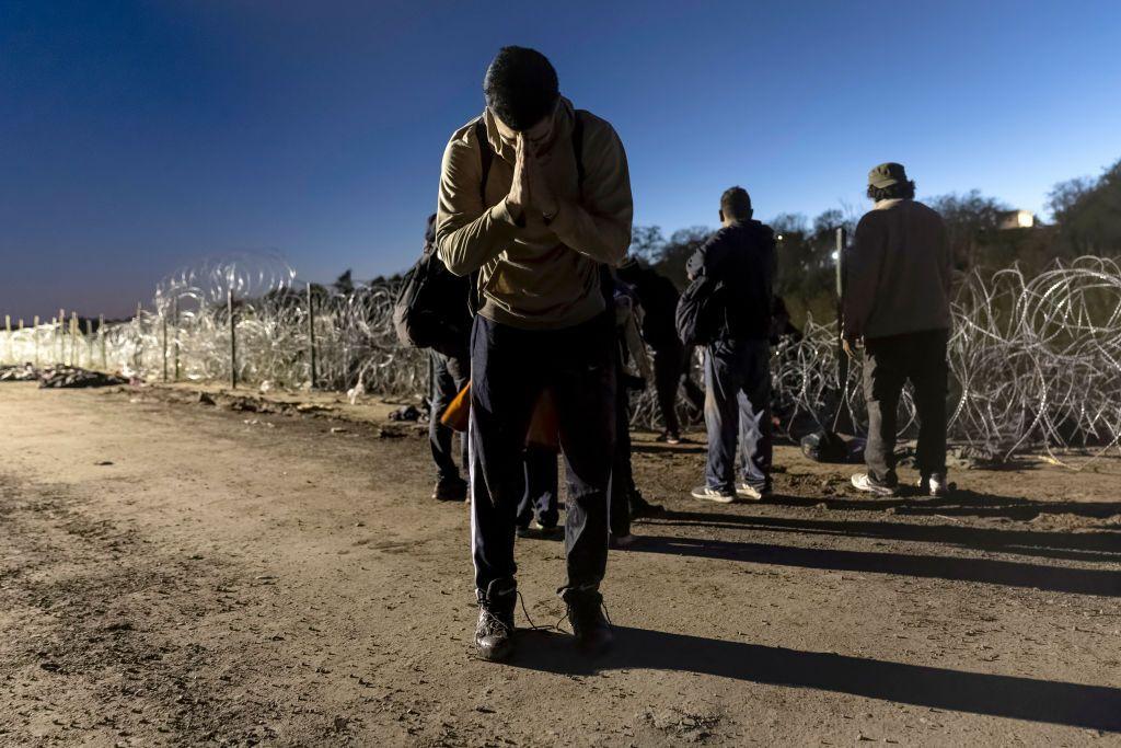 Colombiano en una fila de migraci&oacute;n. 