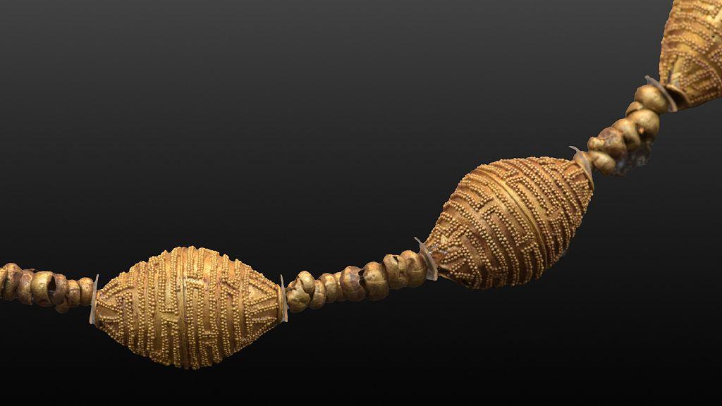 Cuentas etruscas de oro, meandro ornamentado con granulaci&oacute;n.