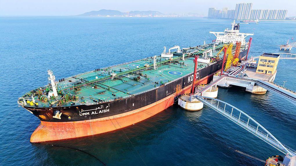 Un buque petrolero extranjero descarga petr&oacute;leo crudo importado en la ciudad de Qingdao, provincia de Shandong, China