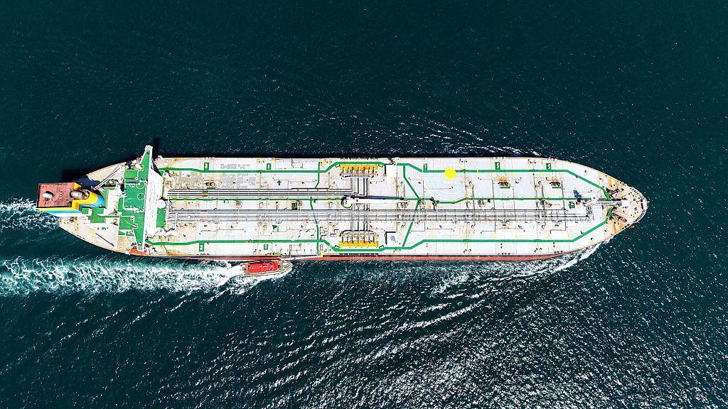 Un buque cisterna que descarg&oacute; petr&oacute;leo crudo importado en el puerto de Qingdao zarp&oacute; hacia mar abierto en la bah&iacute;a de Jiaozhou, Qingdao, Shandong