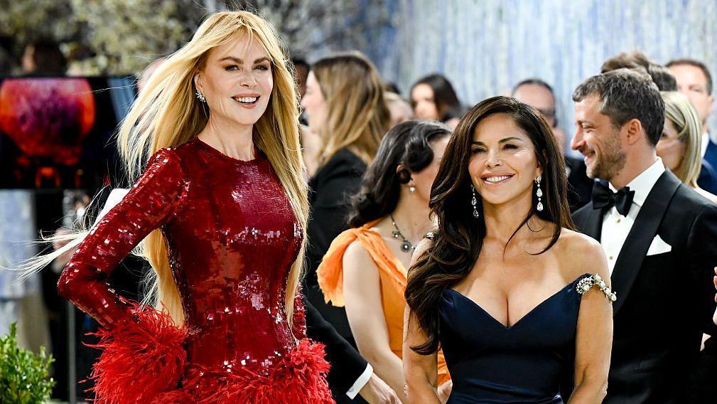 La actriz Nicole Kidman junto a la esposa del fundador de Amazon, Lauren Sanchez Bezos.