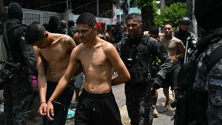Dos presuntos miembros de Comando Vermelho detenidos en R&iacute;o de Janeiro en octubre de 2025.