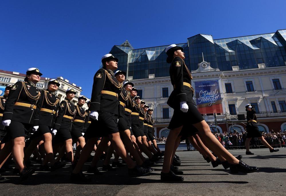 Militares rusas desfilan en filas por una calle de Vladivostok. El regimiento est&aacute; formado por mujeres que visten uniformes negros y dorados.
