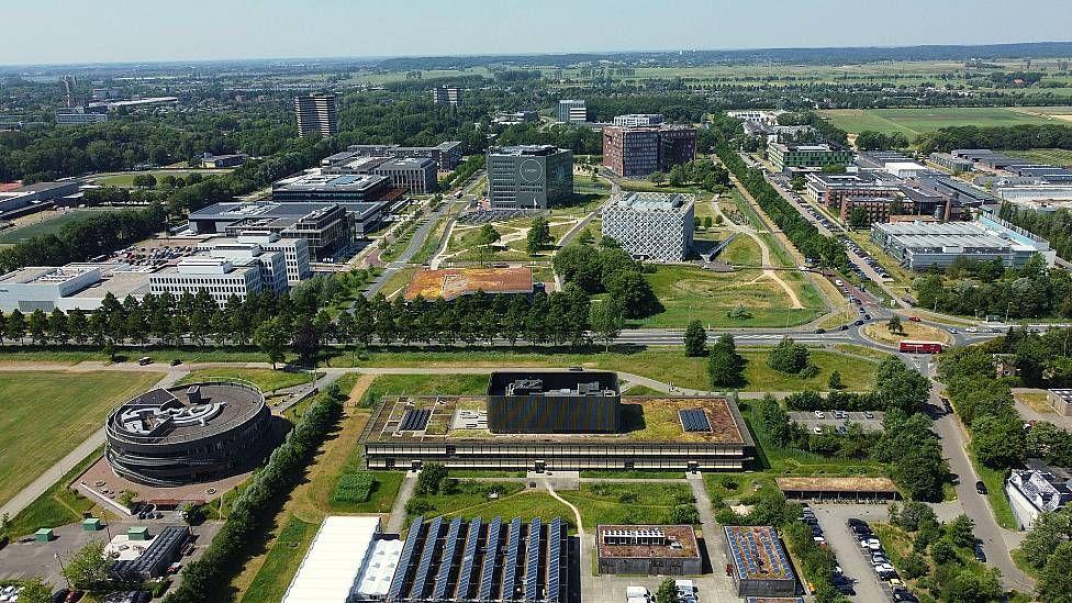 Vista a&eacute;rea de los edifcios en el extenso campus de la Universidad de Wageningen, donde numerosas empresas han instalado sus departamentos de investigaci&oacute;n en torno al centro acad&eacute;mico
