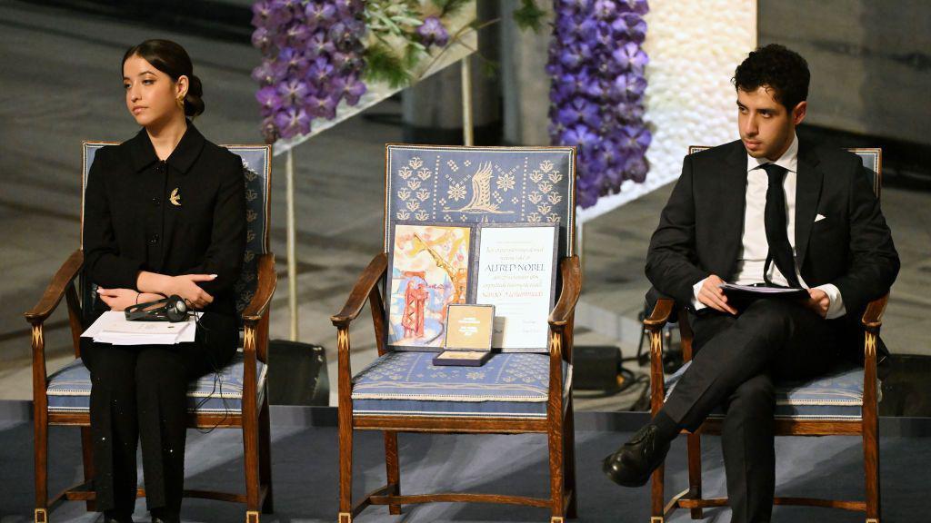 Ali Rahmani y Kiana Rahmani sentados en el escenario durante la ceremonia del Premio Nobel de la Paz.
