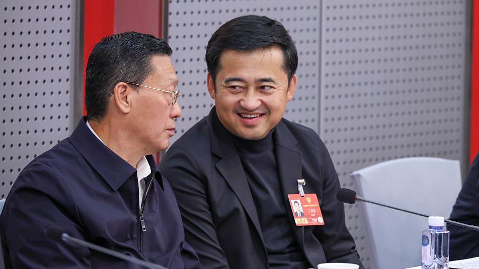 El CEO de la empresa, Ding Shizhong (derecha), el 5 de marzo de 2026, en Pek&iacute;n, China. 