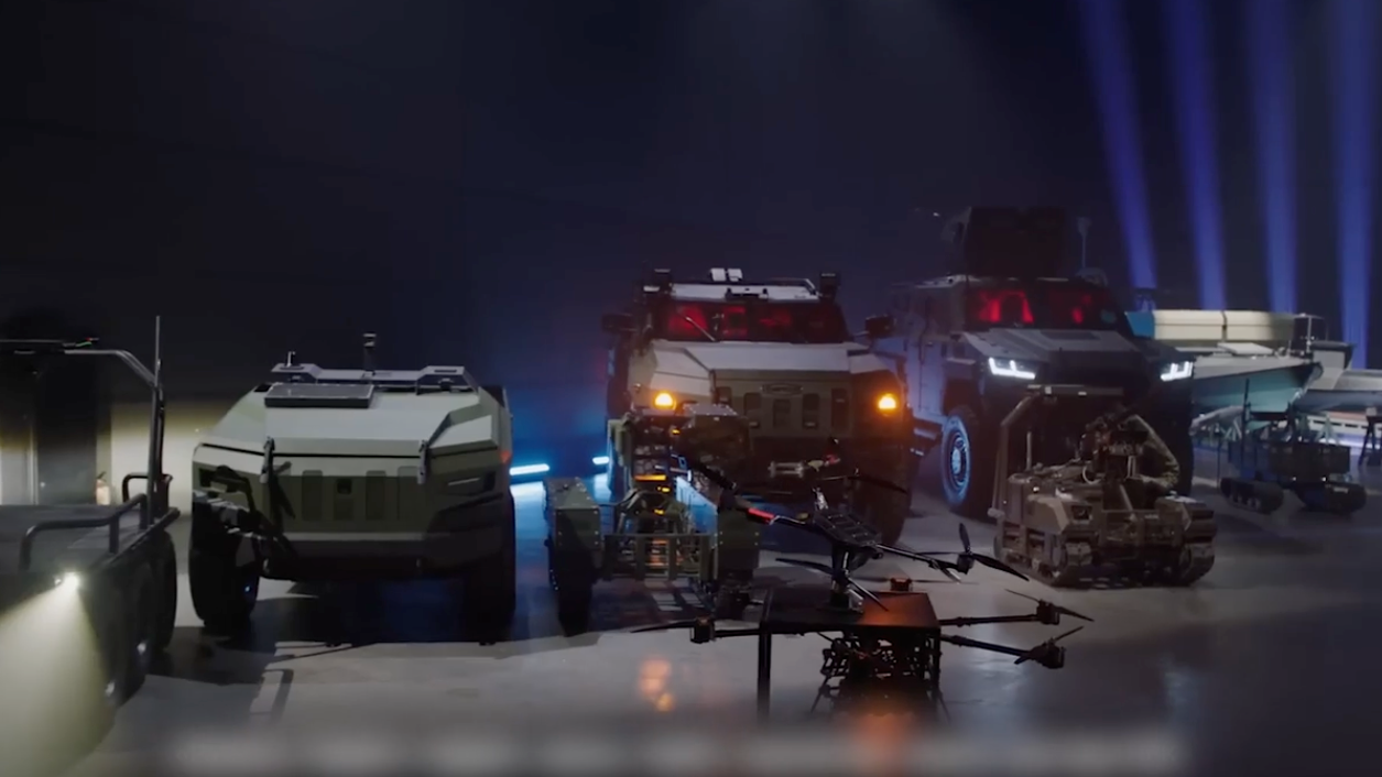 Drones, robots y camionetas de guerra.