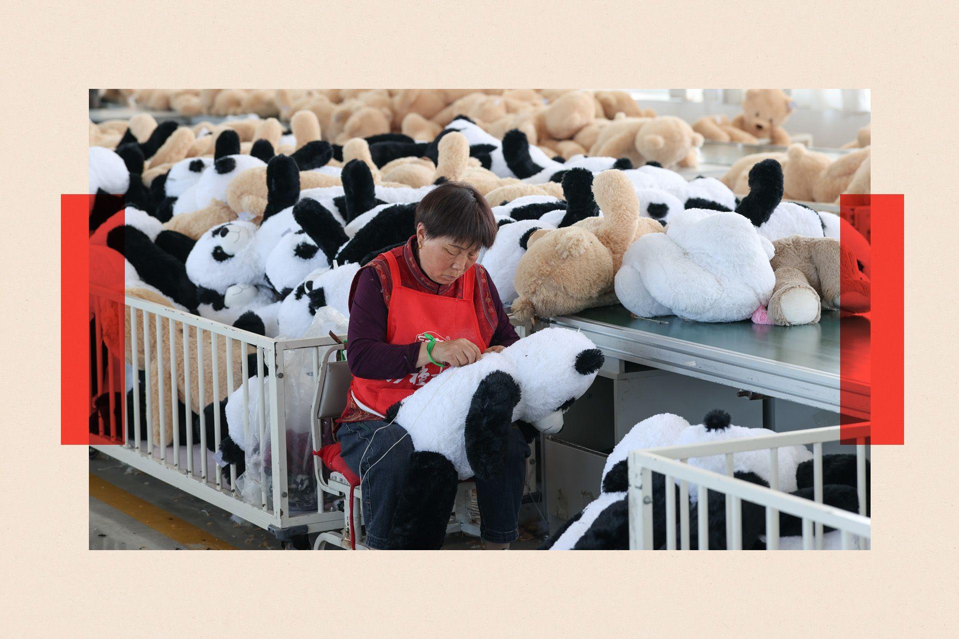 Una mujer en una f&aacute;brica cose pandas de peluche