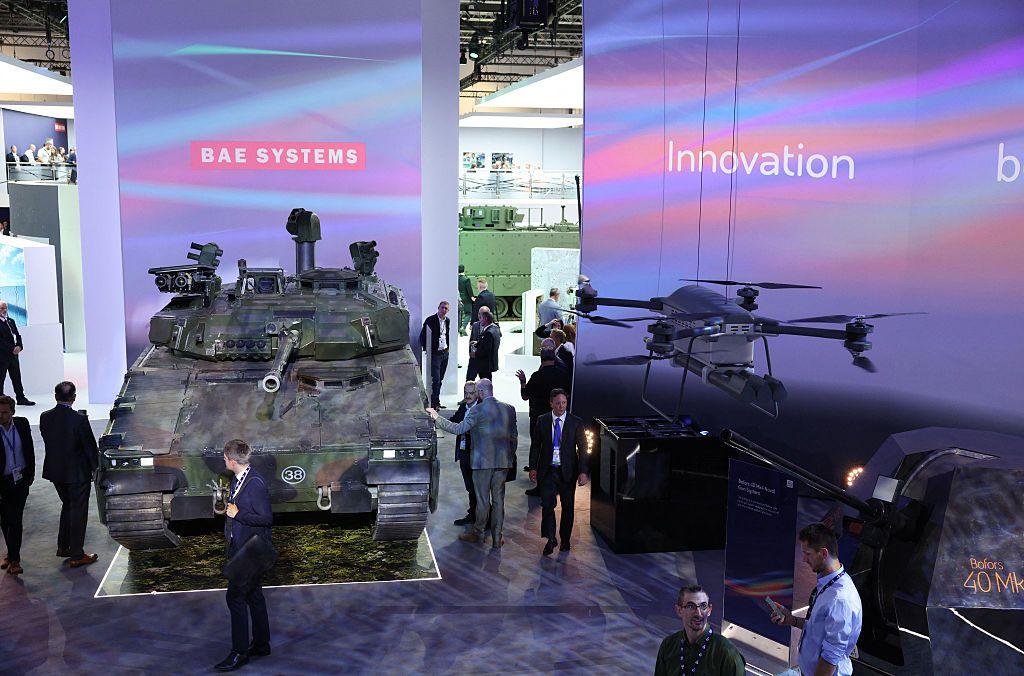 M&uacute;ltiples sistemas, incluido un veh&iacute;culo de combate, se exhiben en el stand de BAE Systems en la feria Defence and Security Equipment International (DSEI) en el centro ExCeL, en el este de Londres, 9 de septiembre de 2025