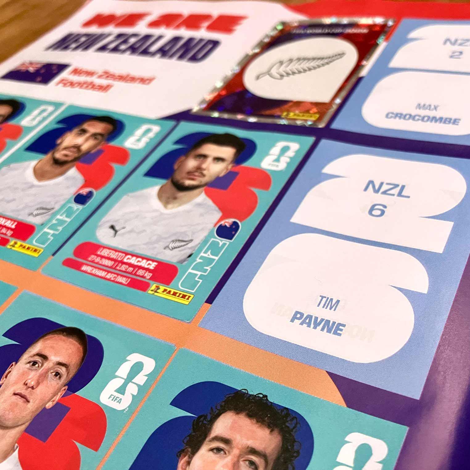 &Aacute;lbum Panini del Mundial con parte de la p&aacute;gina de Nueva Zelanda