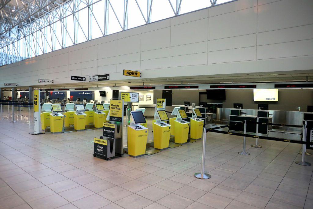 El counter de Spirit Airlines vac&iacute;o en un aeropuerto en 2020. 
