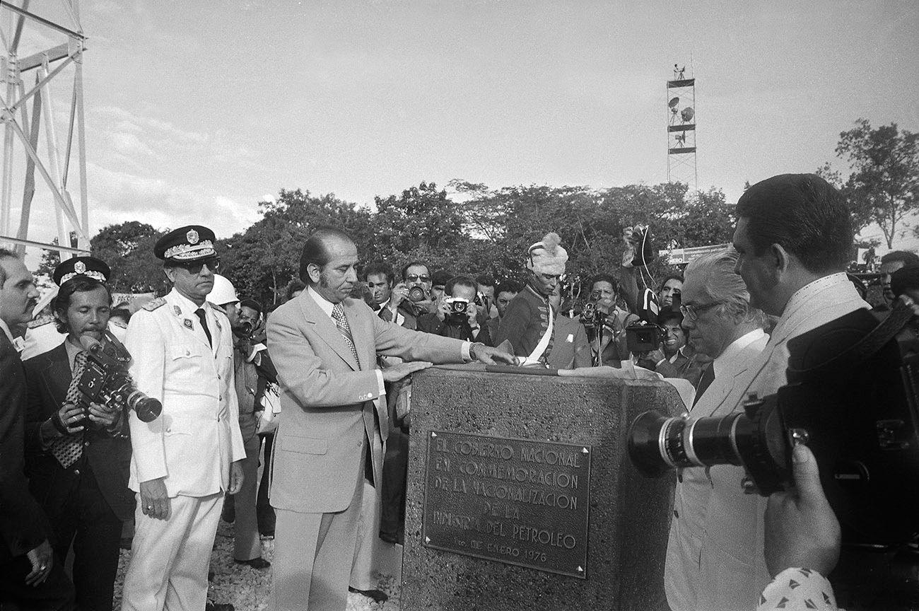 Imagen donde el entonces presidente venezolano Carlos Andr&eacute;s P&eacute;rez devela la placa en la que se anuncia la nacionalizaci&oacute;n del petr&oacute;leo en enero de 1976.