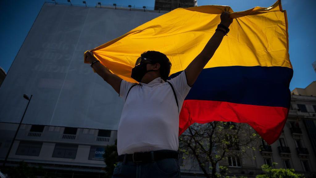 Colombiano en Espa&ntilde;a con la bandera de Colombia.