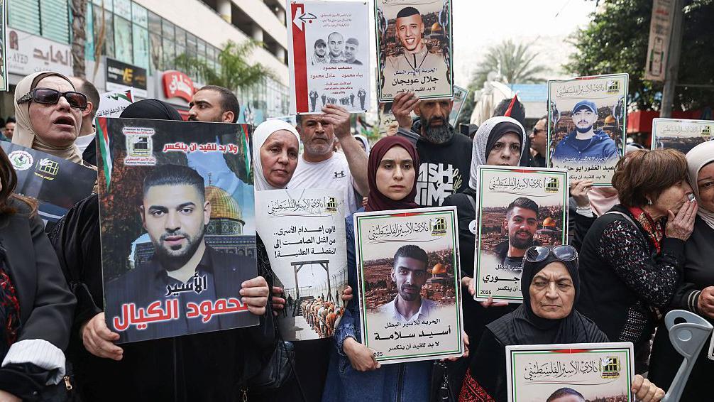 Manifestantes palestinos sostienen fotos de palestinos encarcelados durante una manifestaci&oacute;n en Ramala, Cisjordania, para conmemorar el D&iacute;a de los Presos y protestar contra la aprobaci&oacute;n por parte del parlamento israel&iacute; de una nueva ley de pena de muerte para palestinos condenados por ataques mortales. 19 de abril de 2026.