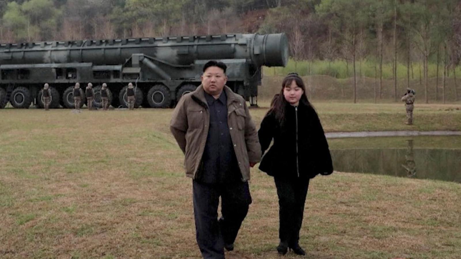 Kim Jong Un, vestido de negro y con un abrigo marr&oacute;n, toma de la mano a su hija, Kim Ju Ae, quien viste una chaqueta Christian Dior valorada en US$ 1.900.