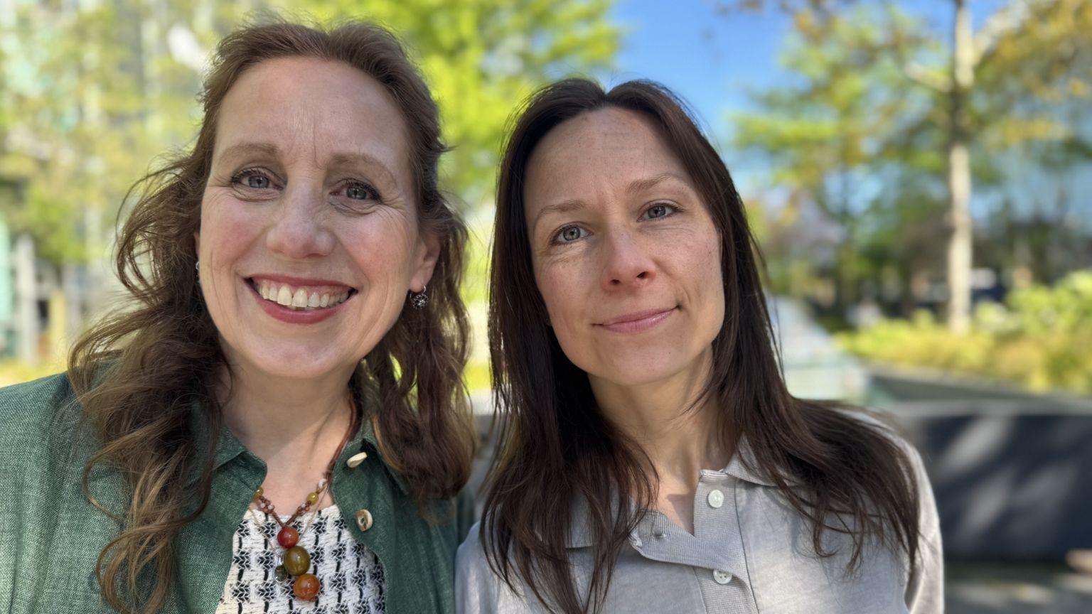 Las pol&iacute;ticas locales Anneke Veenhoff y Anke Bakker posan sonrientes con un fondo difuminado en el que se adivinan &aacute;rboles
