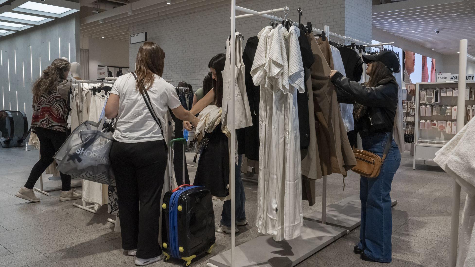 Por qué es tan cara la ropa en Argentina y hasta el gobierno promueve comprarla en el extranjero