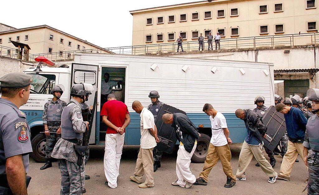 Vista del momento del traslado de los &uacute;ltimos presos que estaban en la c&aacute;rcel de Carandiru, la cual fue demolida.