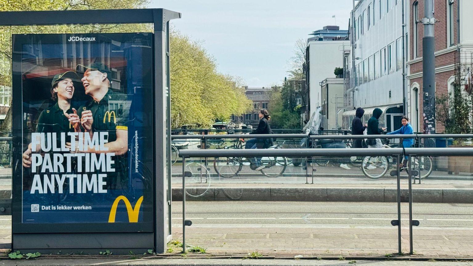 Un cartel de McDonalds en una calle de &Aacute;msterdam, Pa&iacute;ses Bajos. 