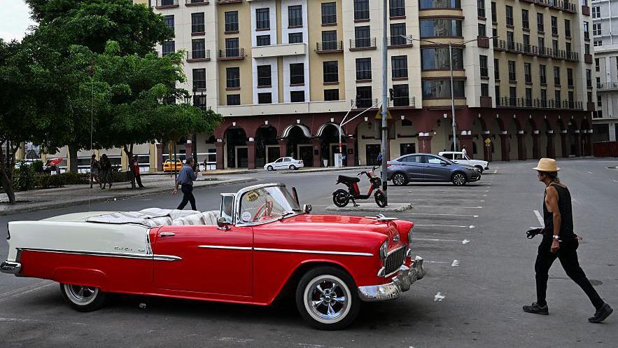 Un autom&oacute;vil cl&aacute;sico estacionado cerca del hotel Iberostar Parque Central en La Habana, Cuba, en marzo.
