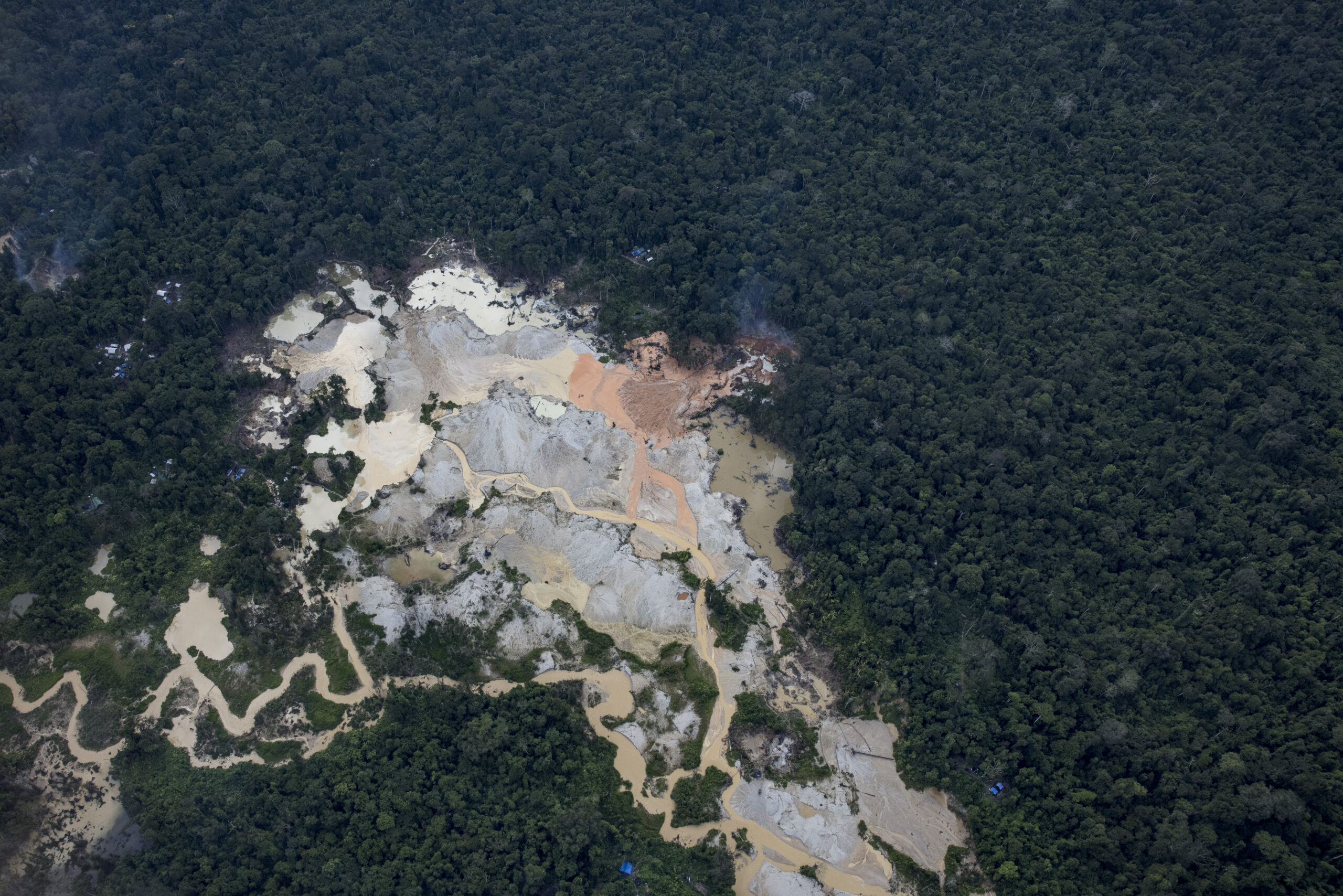 La fiebre por los minerales críticos dispara la minería ilegal en la Amazonía