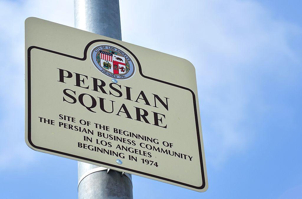 Un cartel que dice "Persian Square" sobre Westwood Blvd. en Los &Aacute;ngeles, California, el 15 de marzo de 2012. (Foto: FREDERIC J. BROWN/AFP via Getty Images)