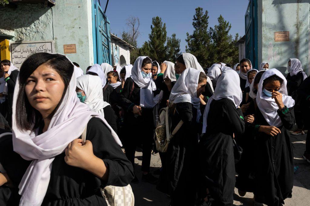 Estudiantes afganas salen tras las clases del instituto Zarghoona, en Kabul, Afganist&aacute;n en una imagen de 2021. 
