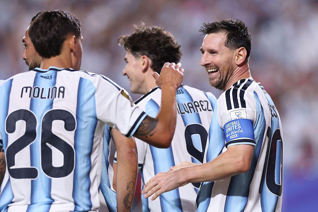 Lionel Messi celebra con sus compa&ntilde;eros tras marcar el tercer gol de Argentina ante Argelia, el 16 de junio de 2026 en Kansas City, Misuri. 