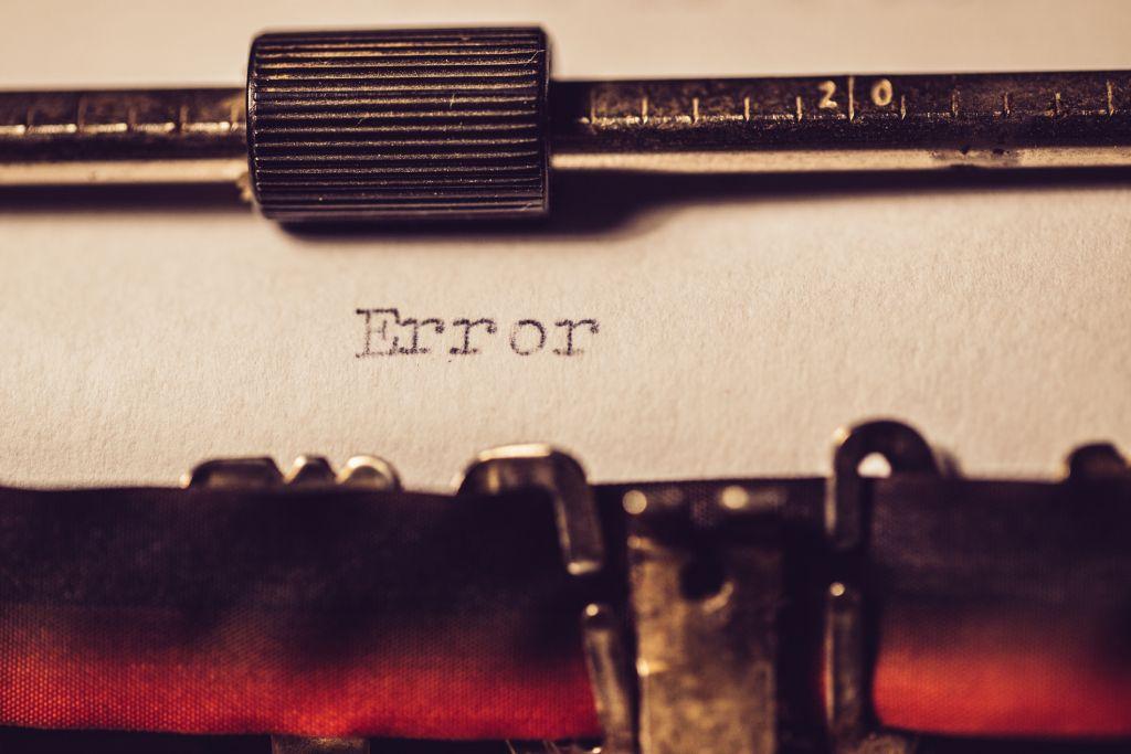 La palabra 'Error' escrita en una p&aacute;gina que est&aacute; en una m&aacute;quina de escribir