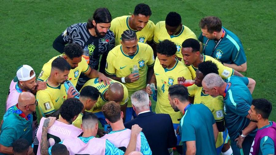 ¿Quiénes ganan y quiénes pierden con las polémicas pausas de hidratación de los partidos del Mundial?